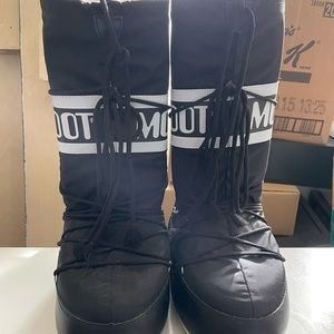 Black and white Moon boots